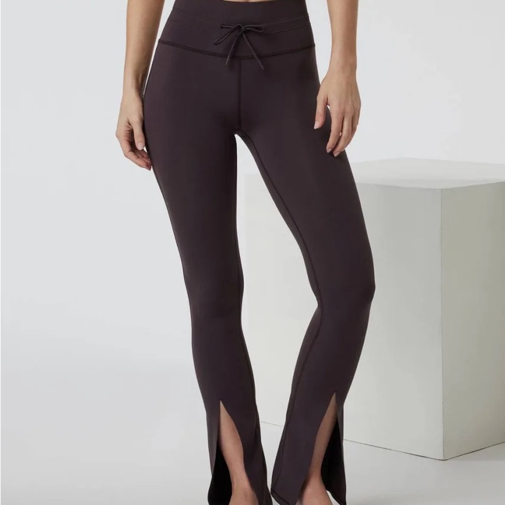 Vuori Sangria Daily Split Flare Pants Leggings - Brand New, Large